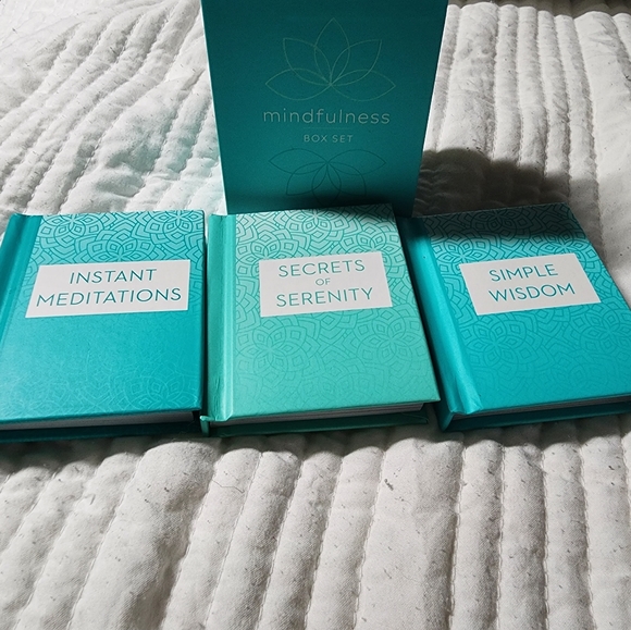 Mini box set of books - Picture 5 of 5